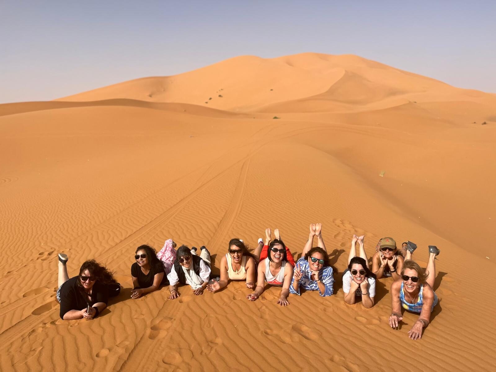 Viajeras en las dunas del desierto de Marruecos